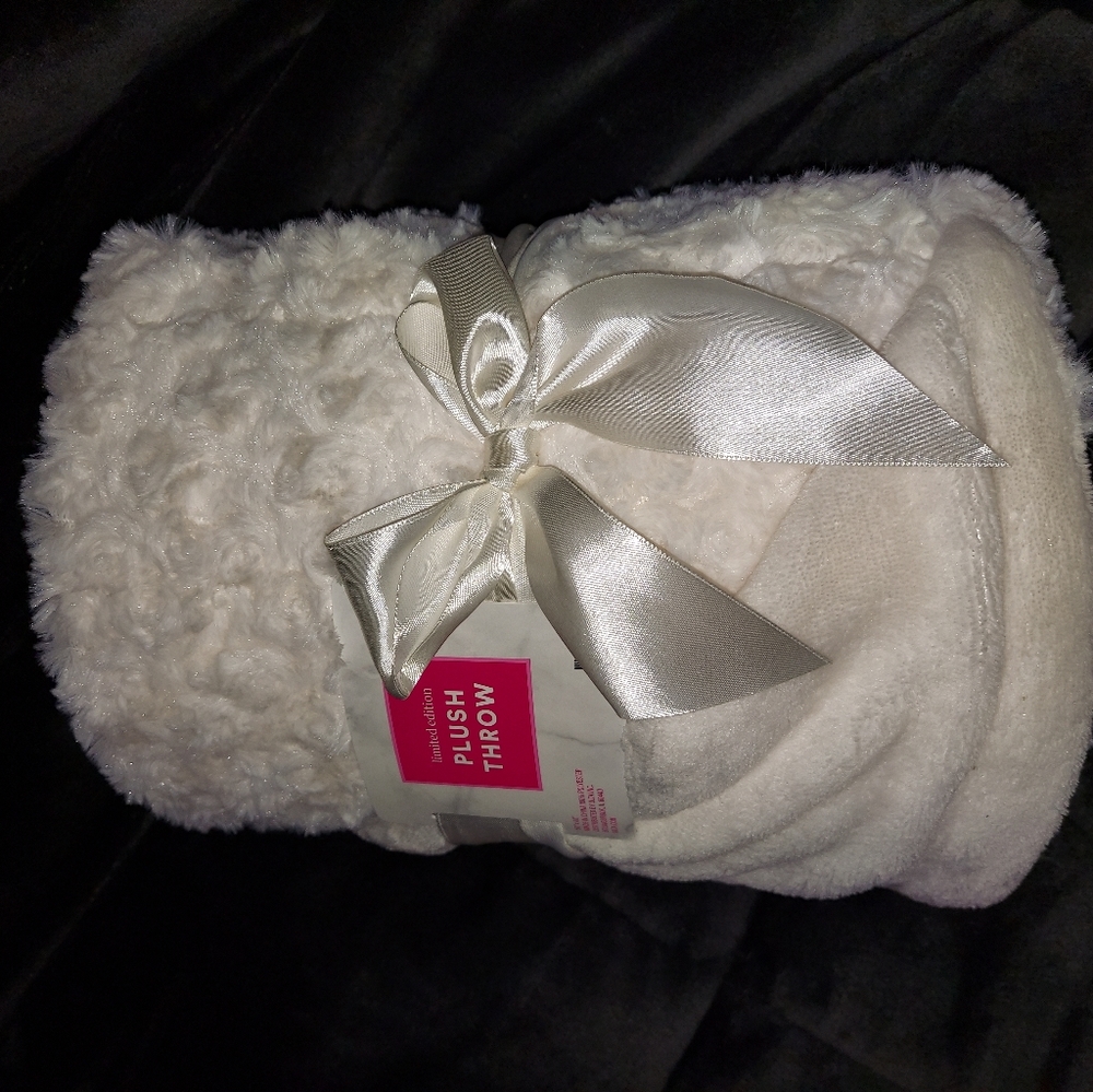 Ulta Limited Edition Rosette Plush Blanket